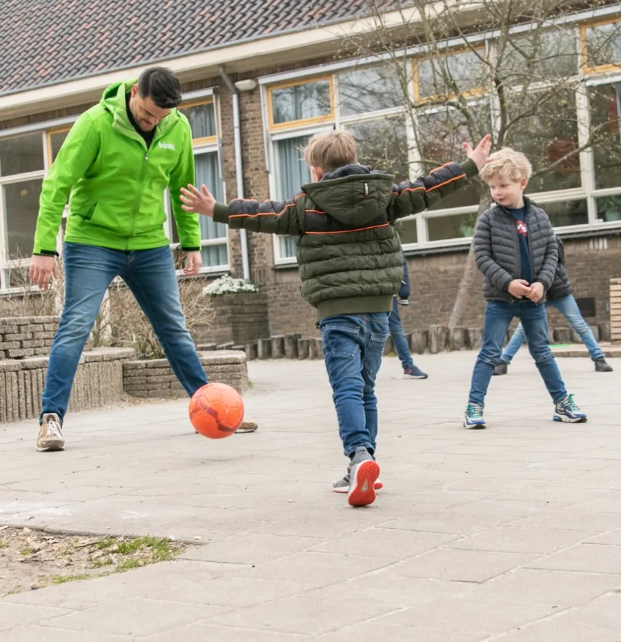Voetballen op het plein