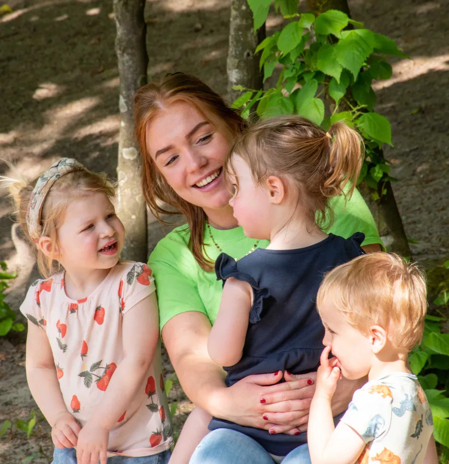 Pedagogisch medewerkster met kinderen