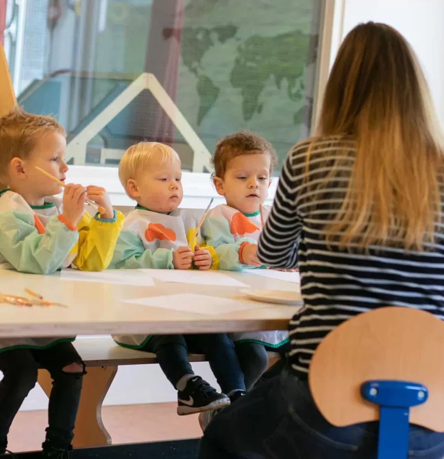 Kim aan tafel met kindjes