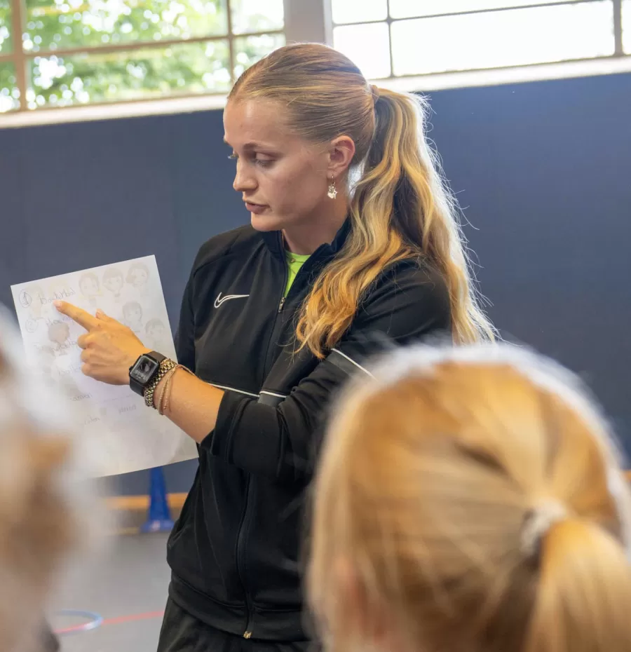 Sportcoach uitleg aan kinderen