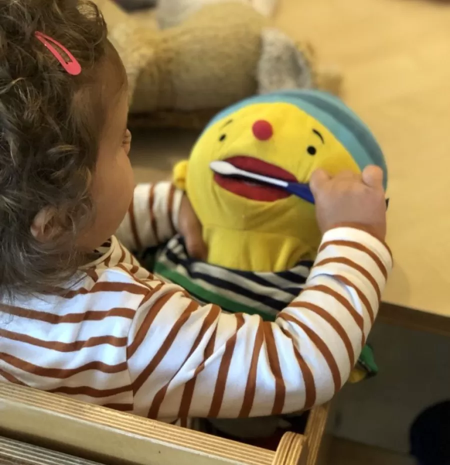 Peuter poetst tanden van Puk