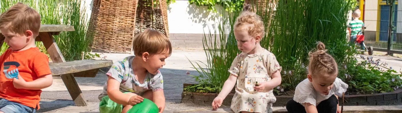 Peuters spelen in zandbak